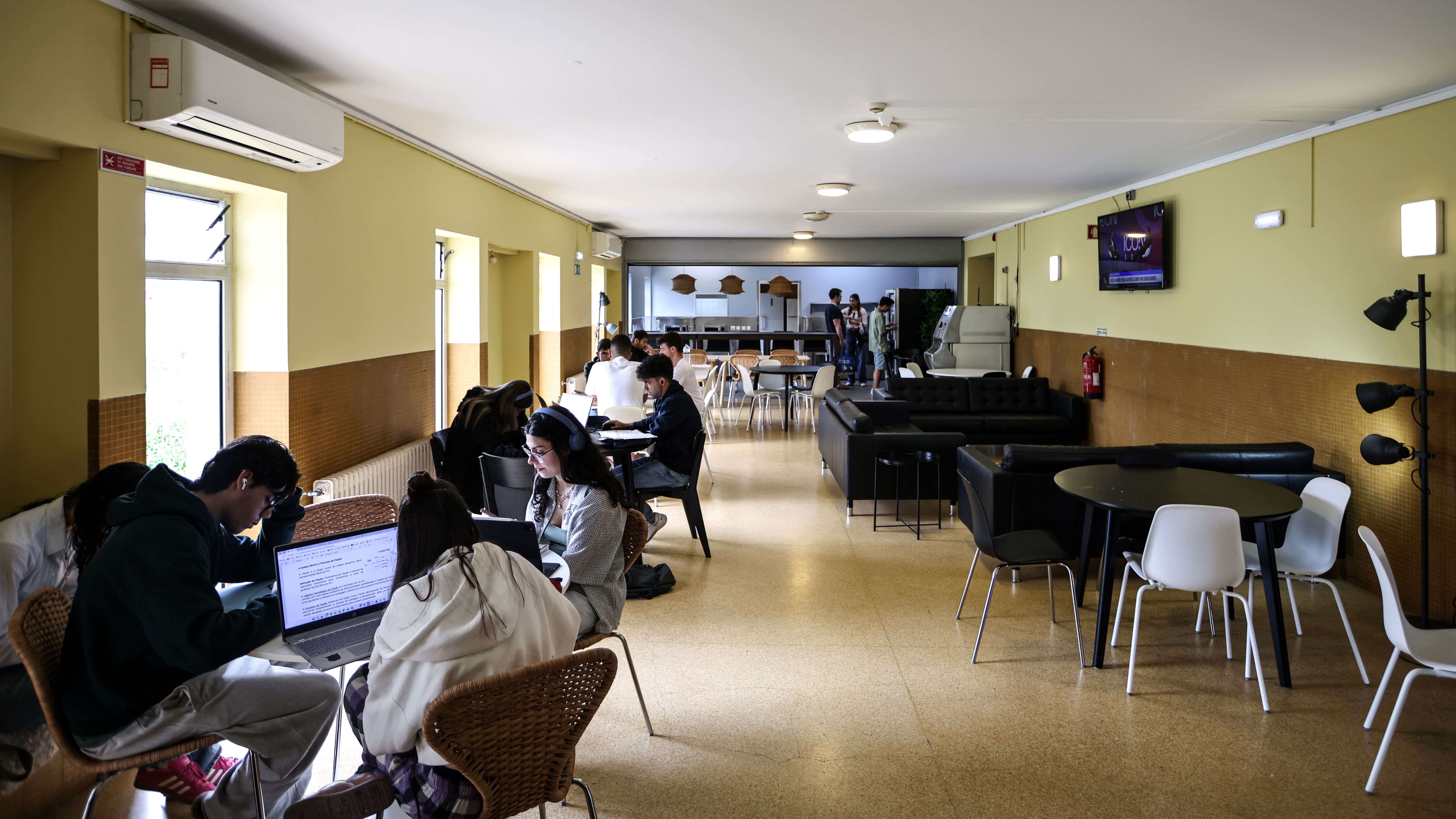 A imagem pode conter: Azur&#233;m, Universit&#225;ria