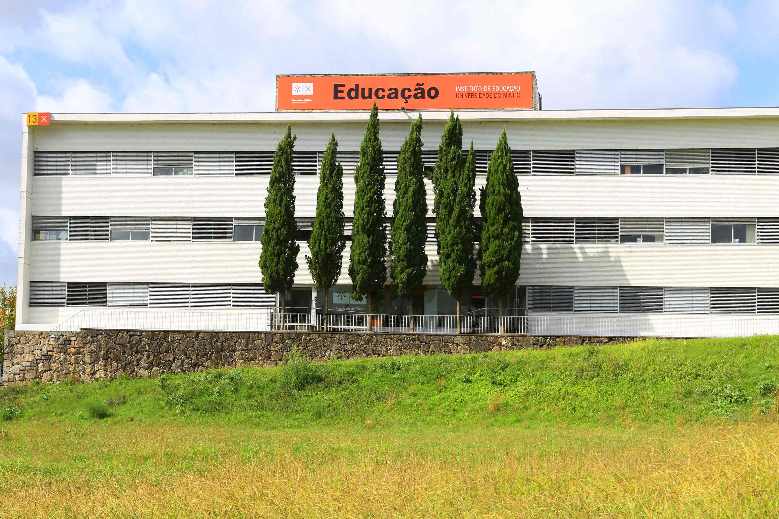 A imagem pode conter: Bienal, Educação, políticas na área