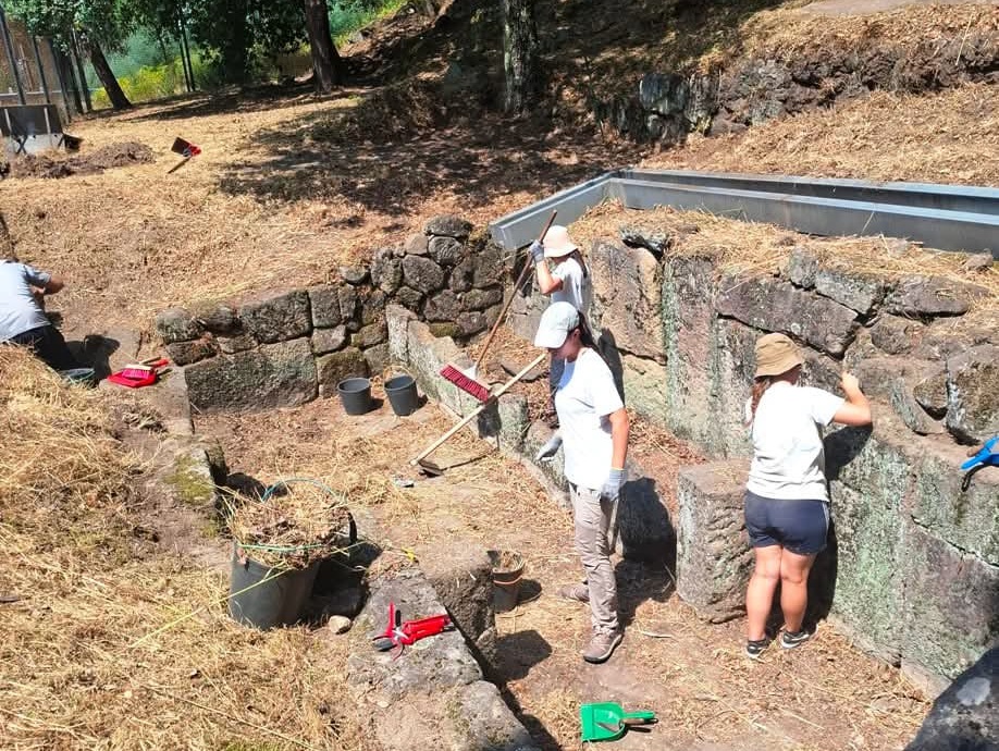 A imagem pode conter: concelhos, Alunos da UMinho realizam escava&#231;&#245;es arqueol&#243;gicas em