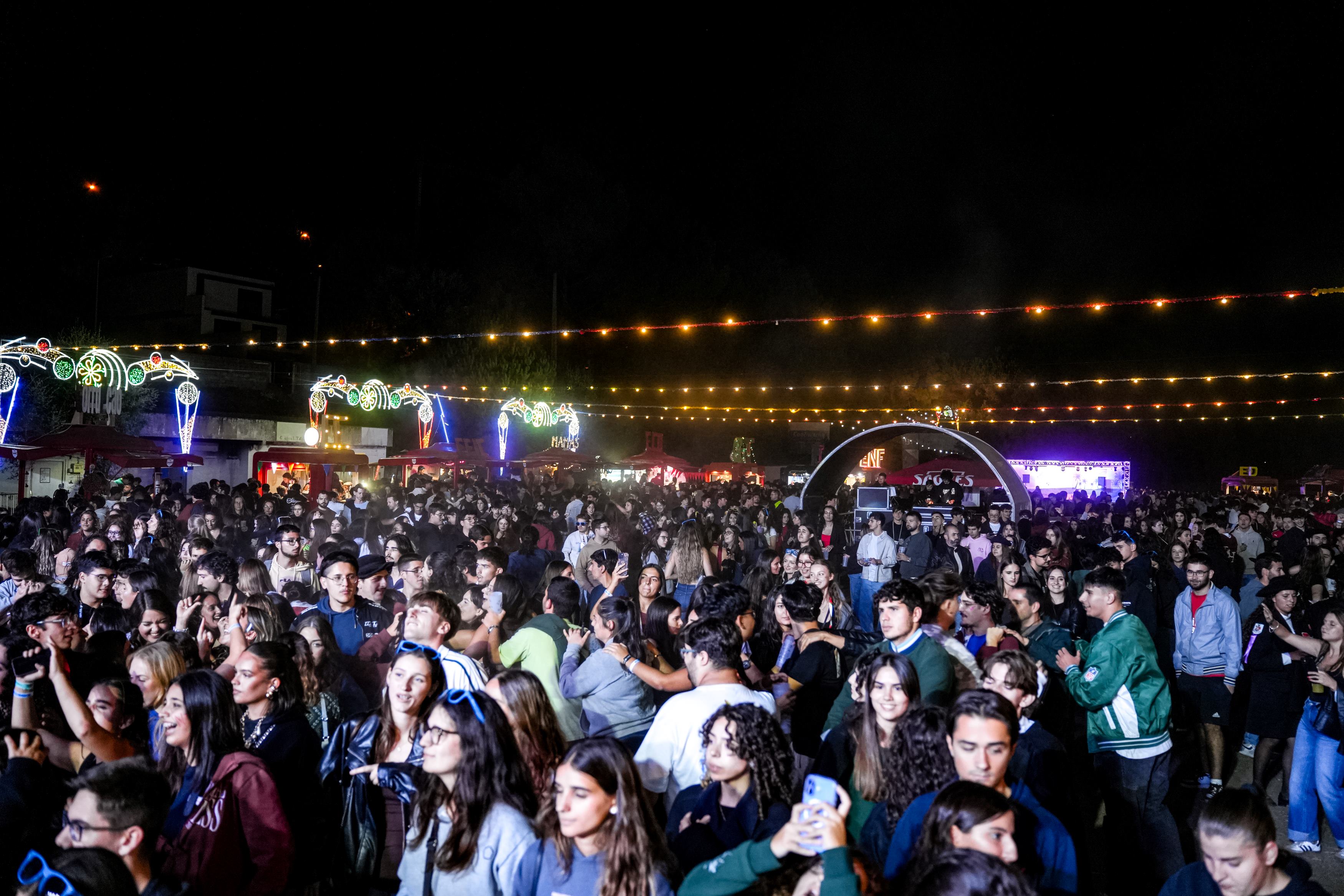 A imagem pode conter: festa,, Azeiteiro, regresso às aulas, Arraial Azeiteiro 2025: