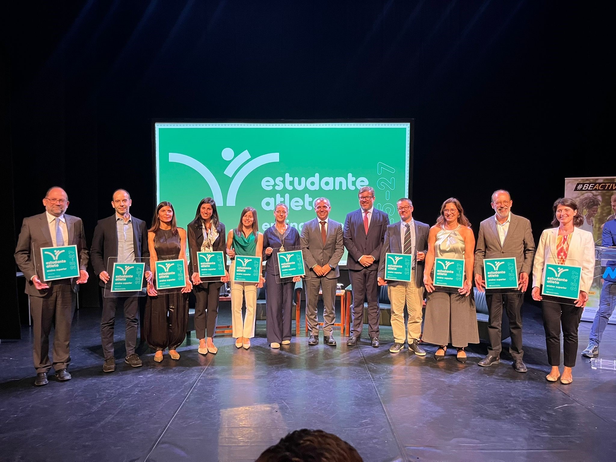 A imagem pode conter: Selo, Atleta, Estudante-