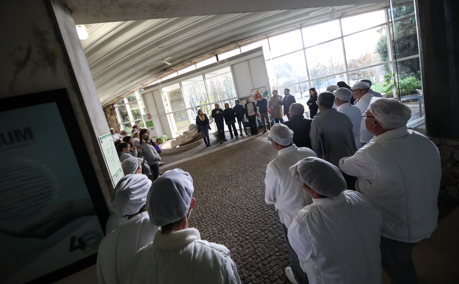 A imagem pode conter: Guimarães, Reitor da UMinho visitou trabalhadores dos SASUM em Guimarães