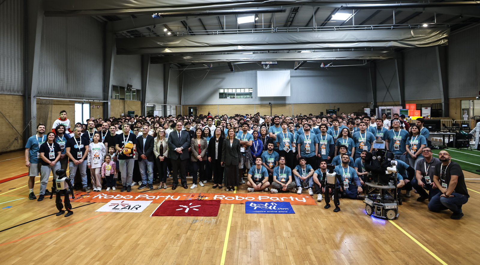 A imagem pode conter: RoboParty, Entre códigos,, soldaduras e desafios:, a experiência da RoboParty