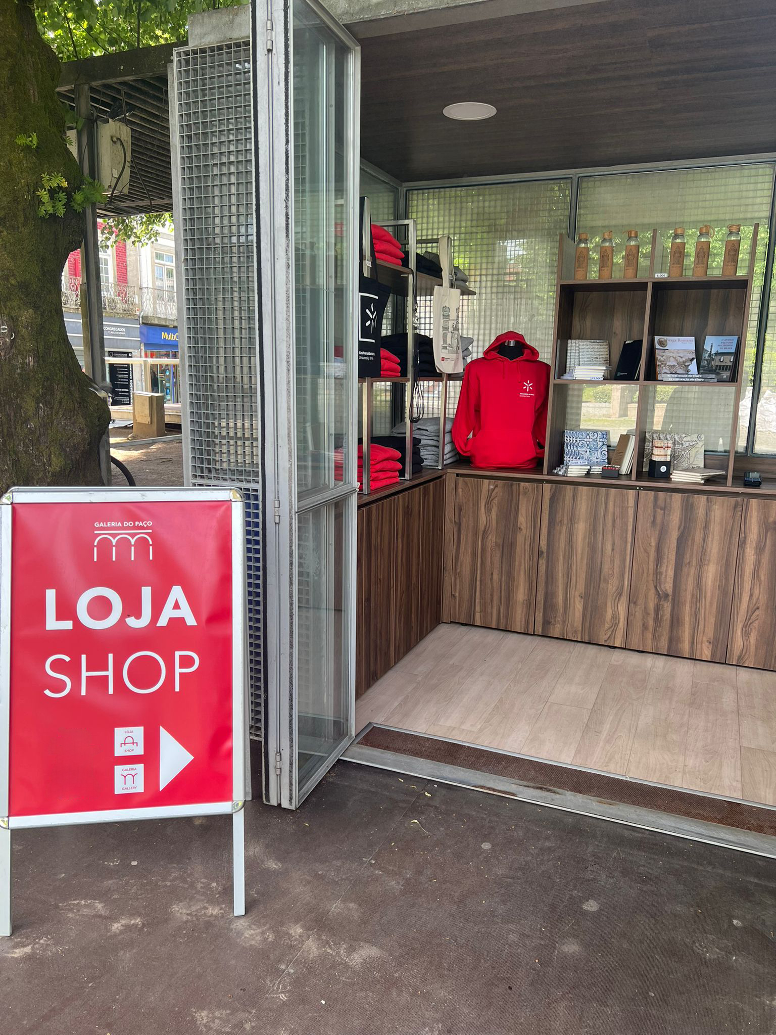 A imagem pode conter: Loja, Paço, store, Braga, centro, Paço da UMinho abre