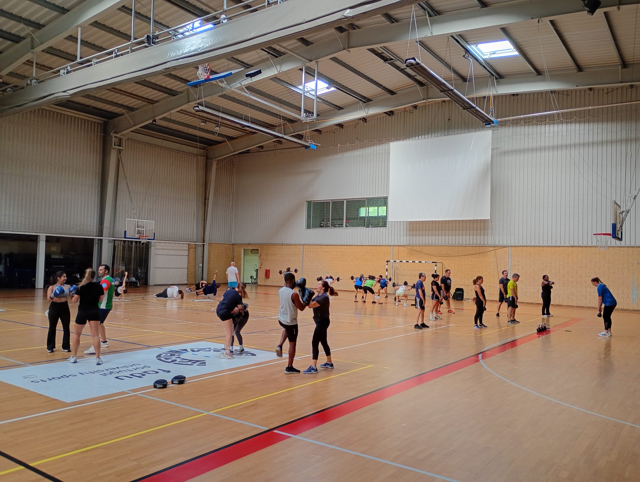 A imagem pode conter: Aula, Treino, Azurém, Híbrido, espírito, grupo e superação em Azurém