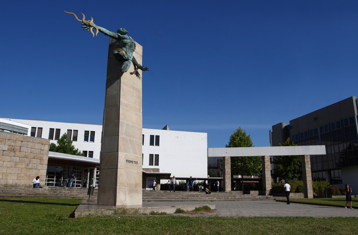 A imagem pode conter: Minho, 23 anos, Universidade, Minho abre concurso especial para maiores