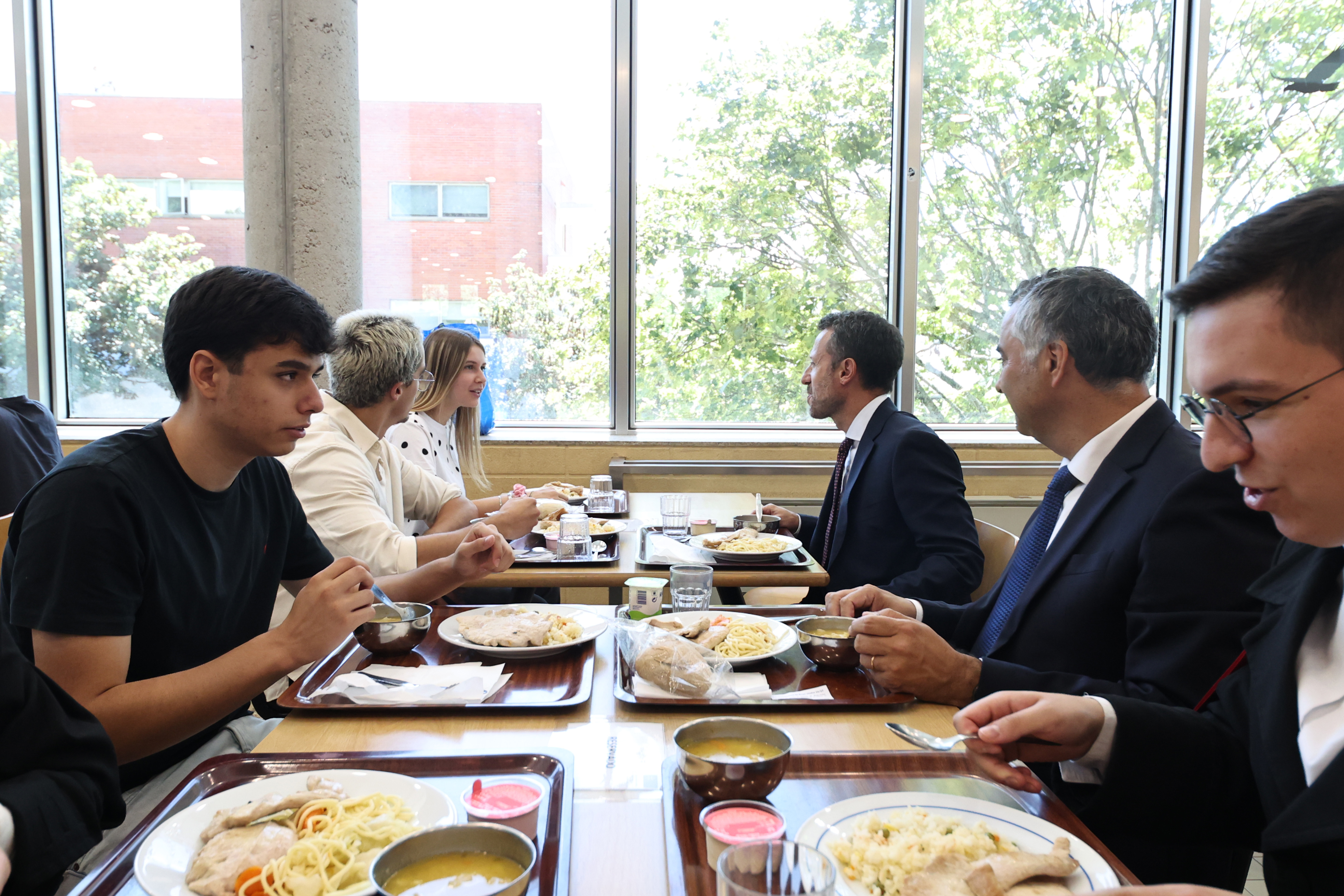 A imagem pode conter: histórias, quem está, Ministro,, a começar na UMinho, À mesa com o Ministro,