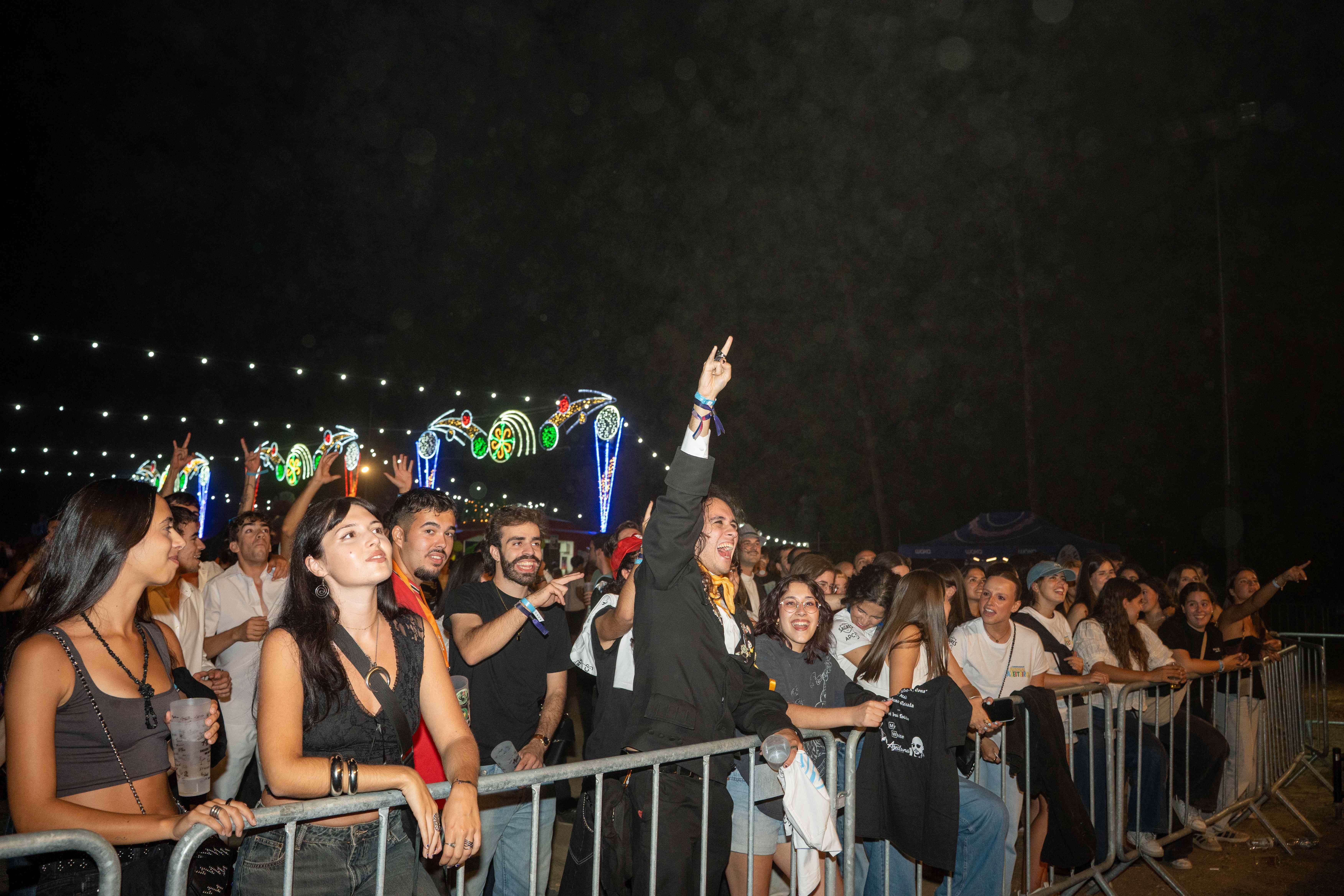 A imagem pode conter: dias, música,, Arraial, Azeiteiro, 15.ª edição, convívio e solidariedade