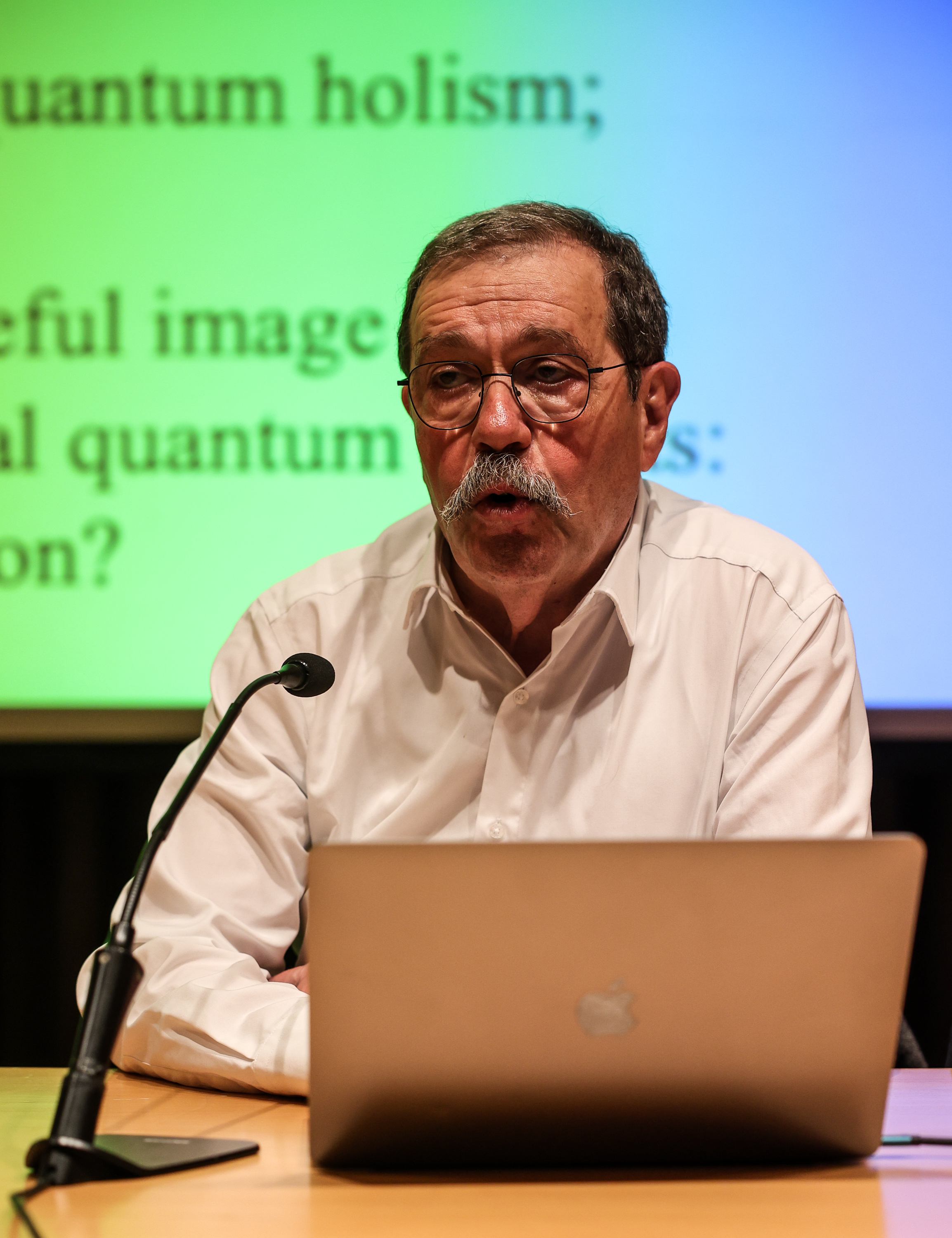 Imagem número 2 da galeria Honoris Causa - Palestra Alain Aspect