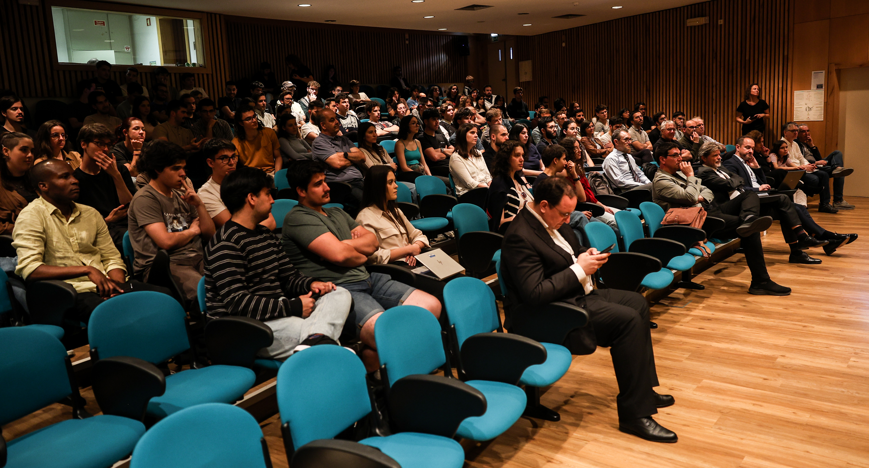 Imagem número 8 da galeria Honoris Causa - Palestra Alain Aspect