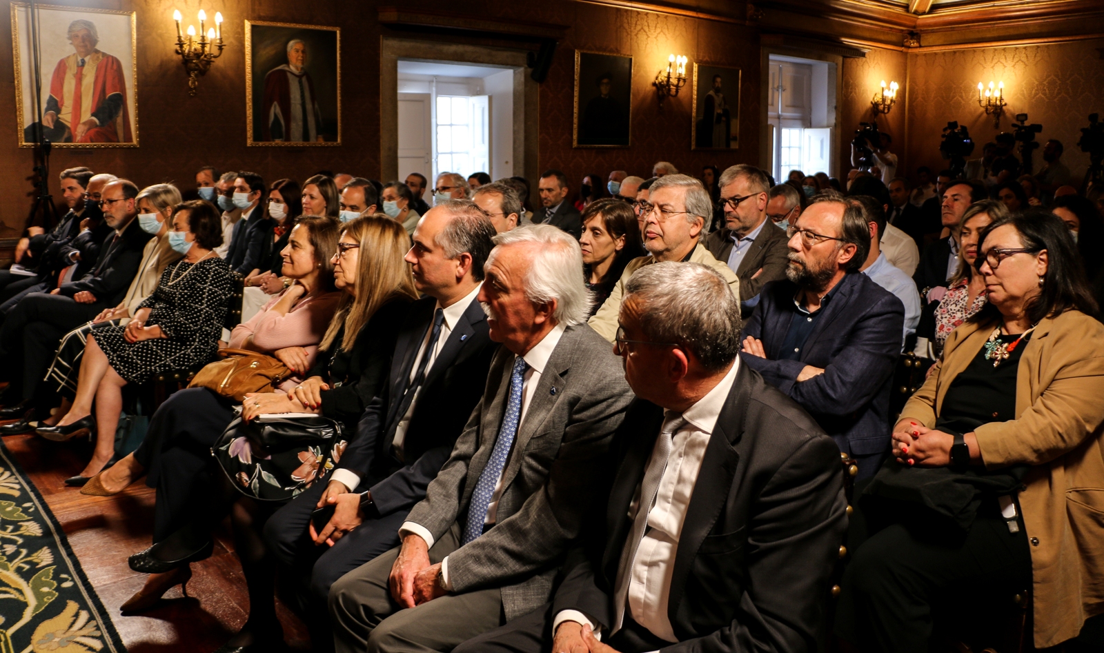 Imagem número 2 da galeria Apresentação do livro - COVID-19 em Portugal a estratégia