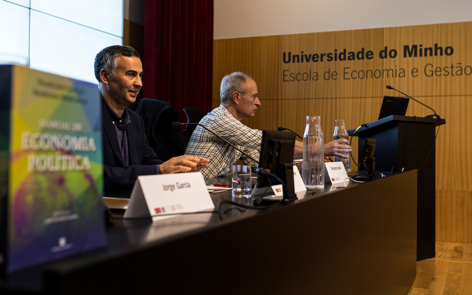 Imagem número 2 da galeria Apresentação do livro Manual de Economia Politica