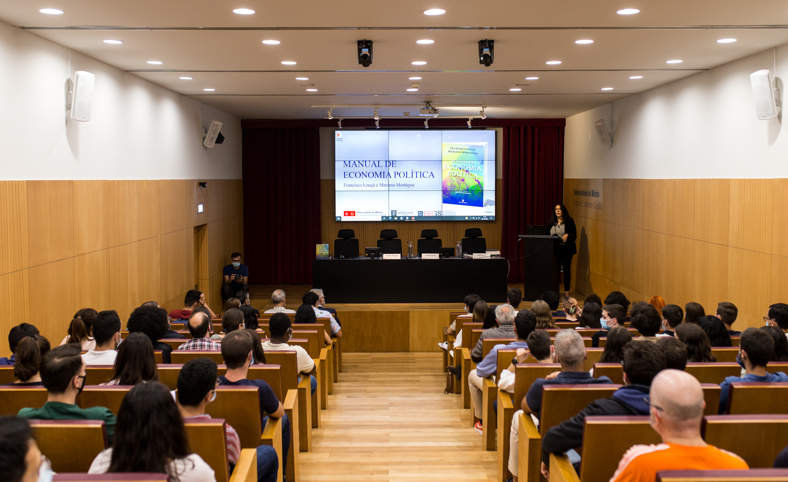 Imagem número 2 da galeria Apresentação do livro Manual de Economia Politica