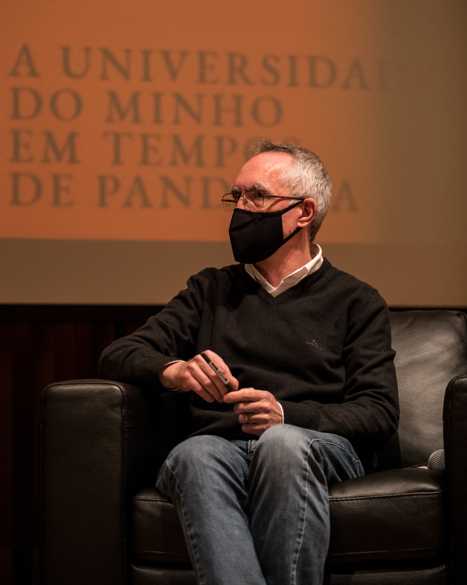 Imagem número 3 da galeria Livro Covid