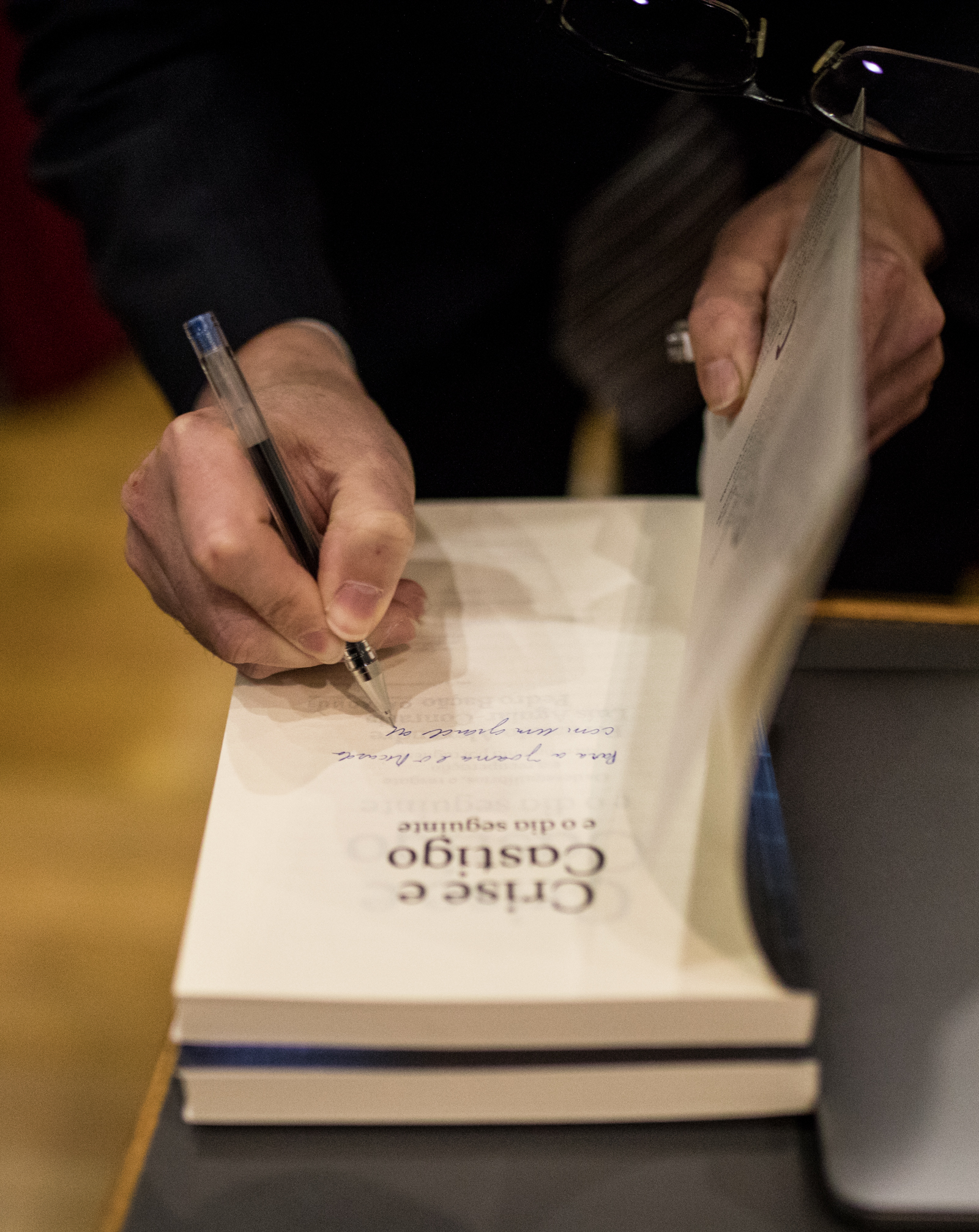 Imagem número 3 da galeria Livro Crise e Castigo