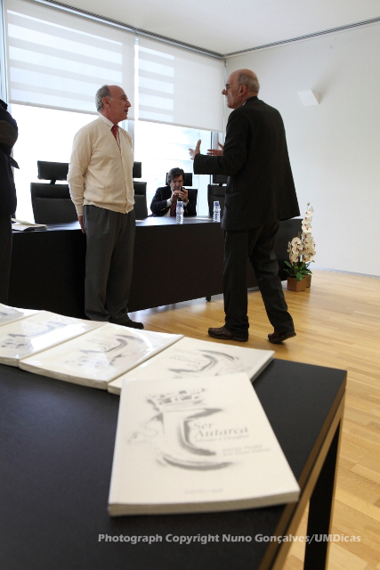 Imagem número 3 da galeria Apresentação do livro 